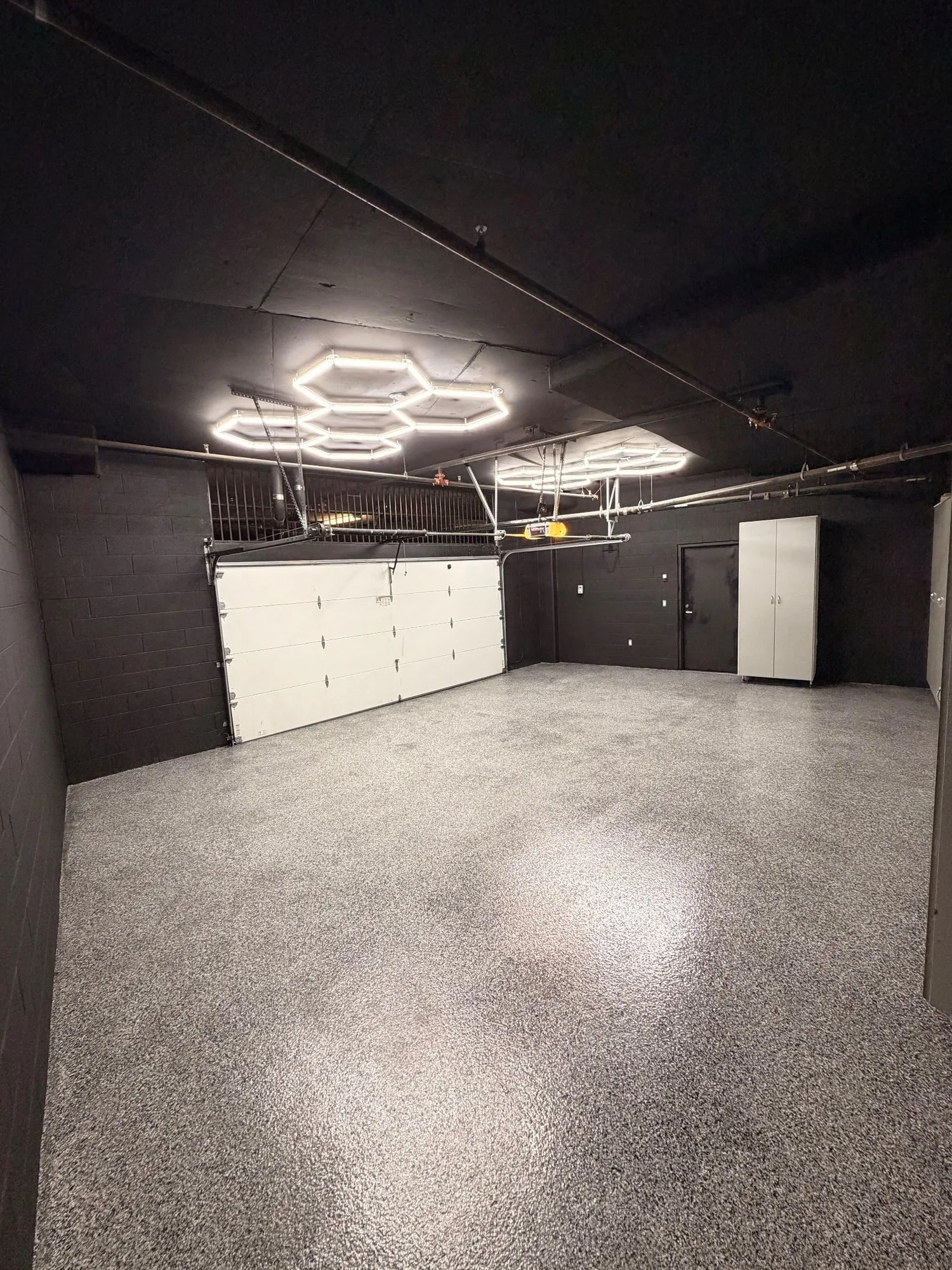 Flake garage floor with hex lights in Irvine, photo 2