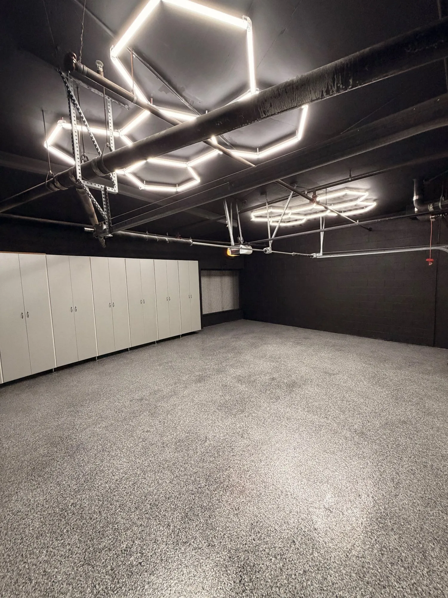 Flake garage floor with hex lights in Irvine, photo 3