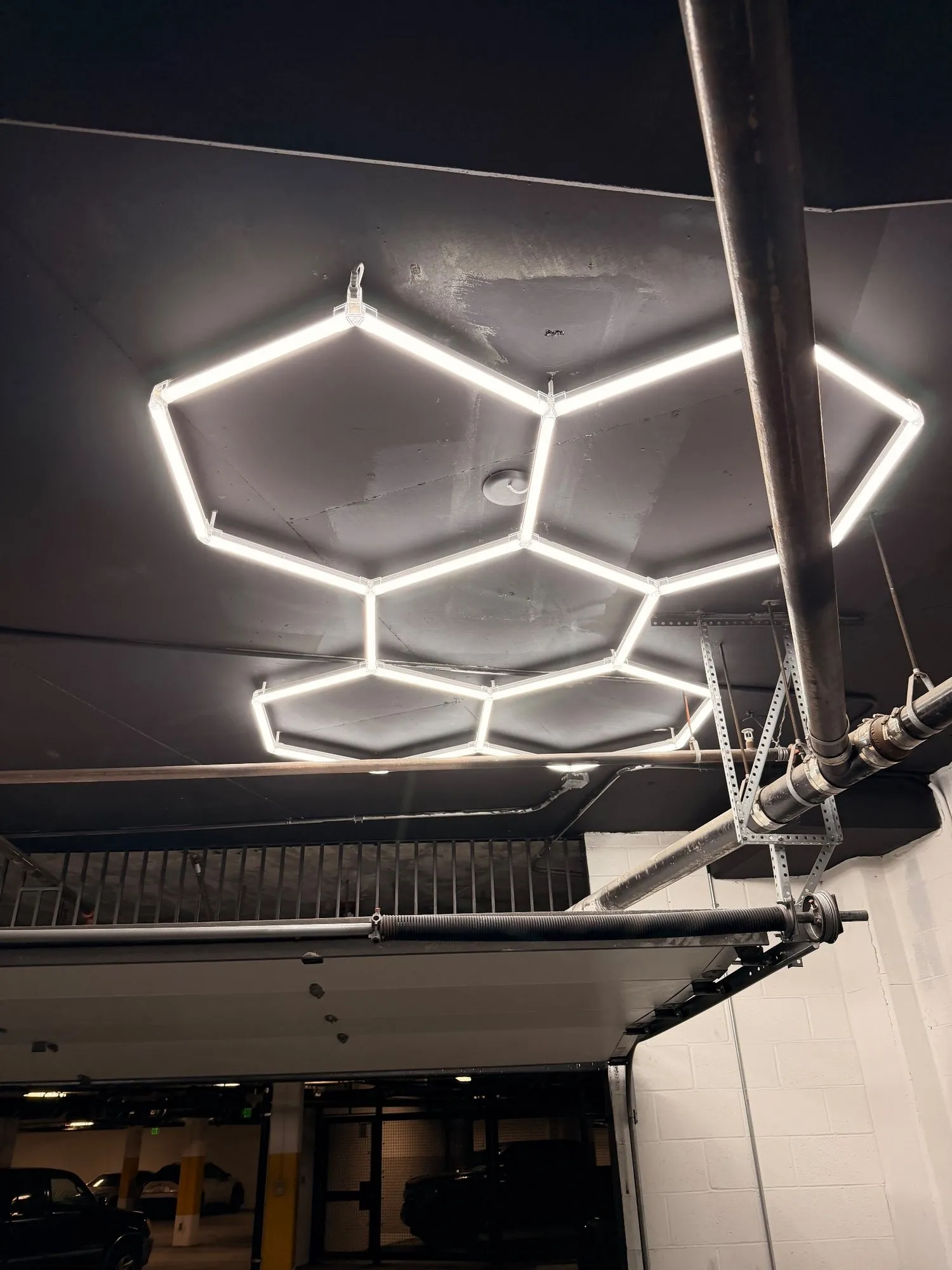 Flake garage floor with hex lights in Irvine, photo 4